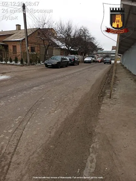 Луцькі муніципали змусили будівельника витерти після себе дорогу (фото)