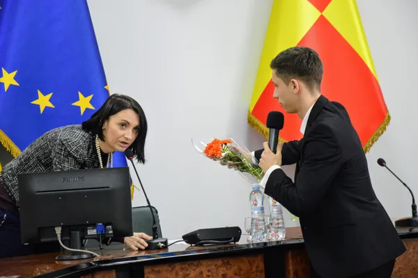 Пів на десяту Юлія Вусенко таки з'явилася. Її нав'язливо супроводжував журналіст «Волинських новин» Андрій Кравченко