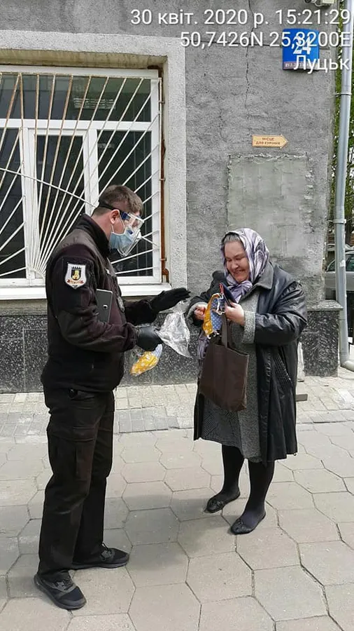 Муніципали роздали сотні саморобних масок від небайдужої лучанки (фото)