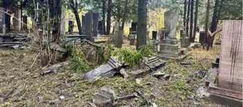 У Рівному ворожий дрон пошкодив понад 10 могил на кладовищі (фото)