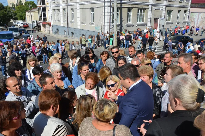 Лучани перекрили дорогу та заблокували міську раду (фото)