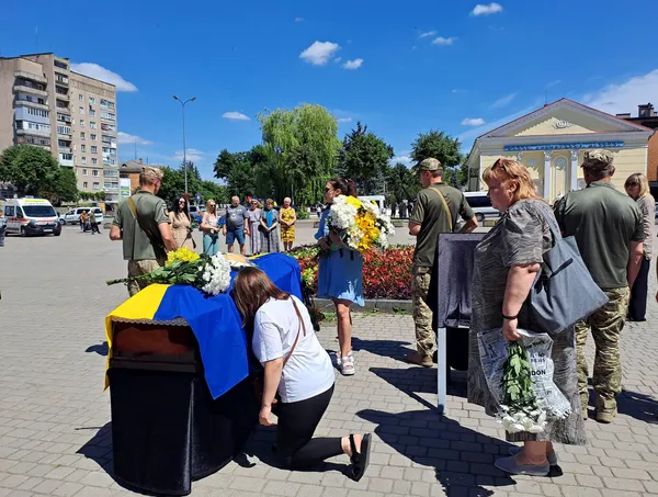 Сирота з Донбасу, який знайшов дім на Волині: у Ковелі попрощалися з воїном Олександром Шевченком (фото)