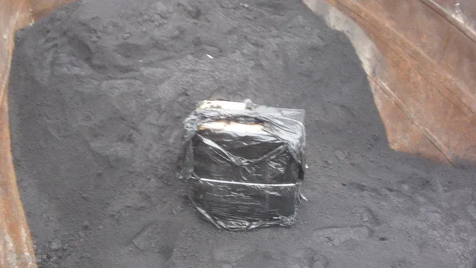 На Волині у потязі з рудою знайшли 14 ящиків із сигаретами (фото)