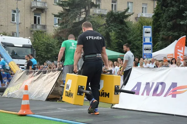 Тренер Василь ніс найшвидше валізки