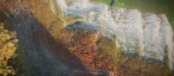 На Хмельниччині у затопленому селі з-під води з'явилися залишки старовинної церкви (фото)