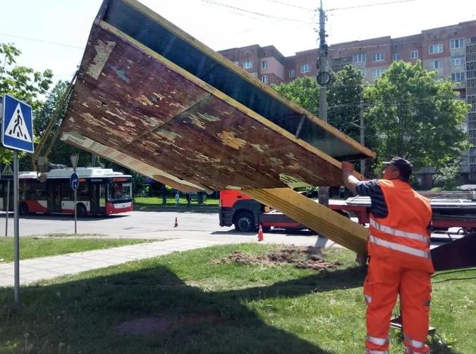 У Луцьку демонтували кілька великих білбордів (фото)