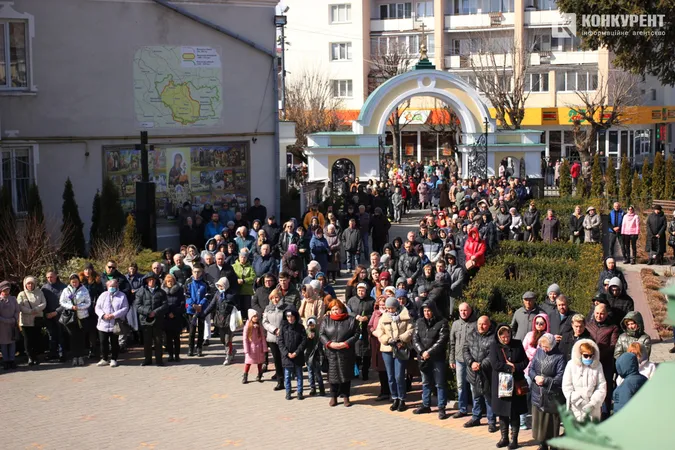 Зі сльозами та на колінах: Луцьк попрощався з трьома своїми Героями (фото, відео)