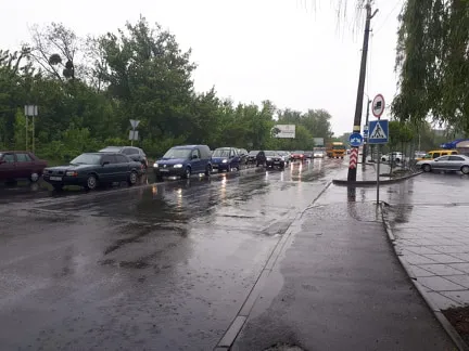 Перекрили дорогу: у Луцьку на Набережній страйкують підприємці (фото)