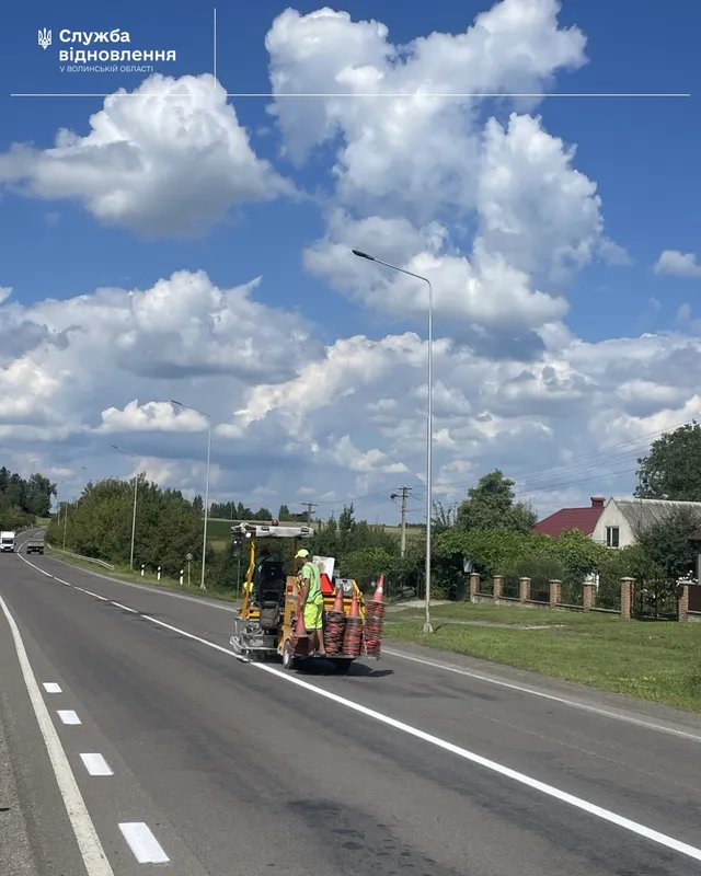 Спецфарба та скляні кульки: на Волині поновлюють розмітку на дорогах (фото)