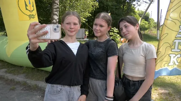 Ірина Онопріяк (ліворуч), Анна Бокій (по центру) та Валерія Бандура (праворуч)