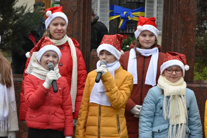 У Луцьку таксисти перетворилися на Святих Миколаїв (фото)