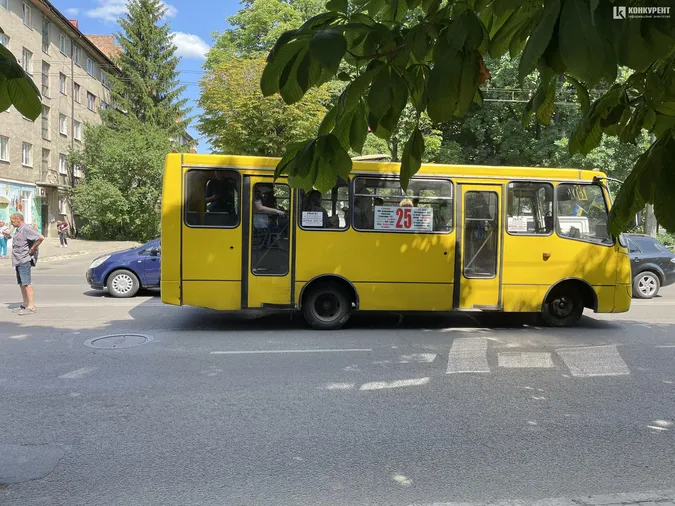 На Перемоги в Луцьку авто гепнулось в маршрутку, є затор (фото, відео)