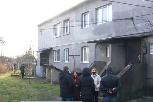 У Луцьку чоловік роками тероризує сусідів – люди у відчаї (відео)