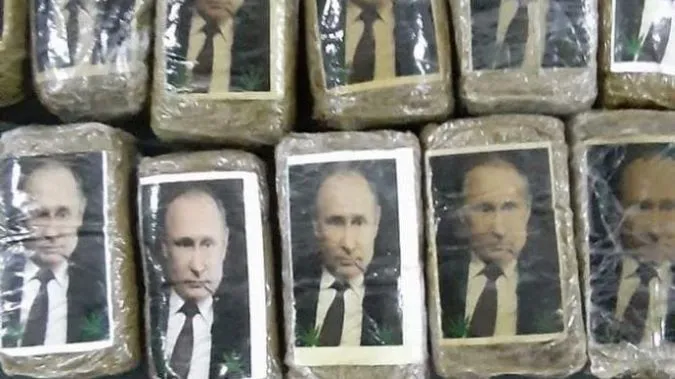 Біля берегів Лівії знайшли сотні пачок гашишу із портретами Путіна (фото)