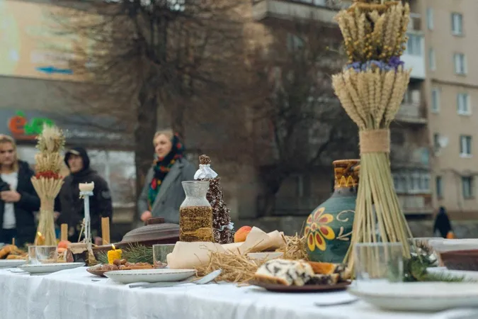 Великий стіл, військова форма та фото загиблих: у центрі Ковеля провели акцію-нагадування про воїнів