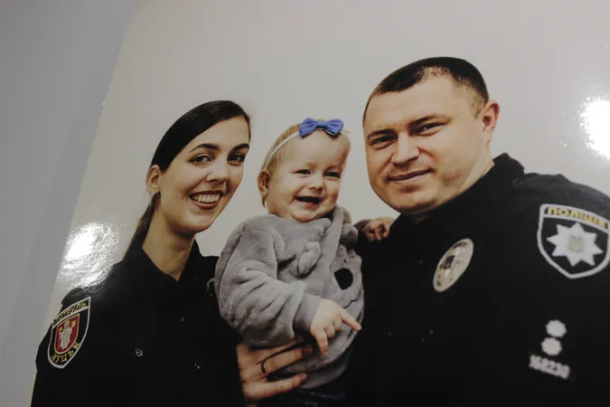 У Луцьку відкрили зворушливу виставку про життя патрульних (фото)