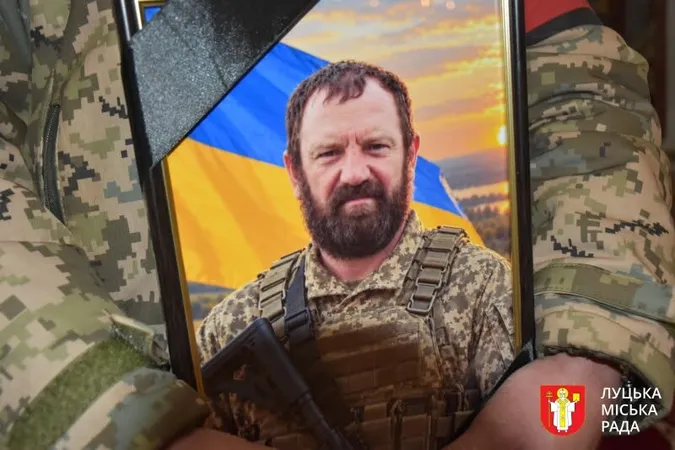«Віддавав військовим власне взуття»: у Луцьку попрощалися з волонтером та воїном Володимиром Тарановичем (фото)
