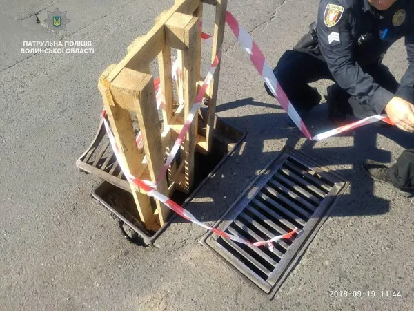 У Луцьку на дорозі  водовідливна решітка «зупинила» автомобіль (фото) 