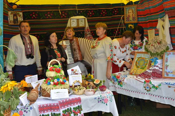 Пісні, короваї, вишиванки - ну хіба не атмосферно?