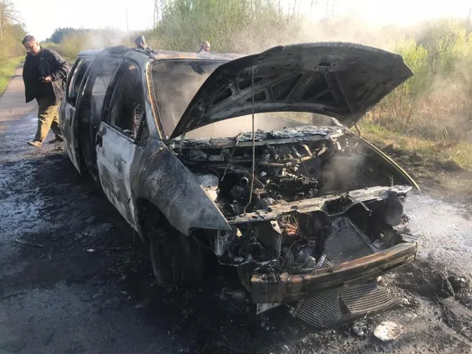 Щоб знищити докази, зловмисник у балаклаві спалив авто з краденим дубом (відео)