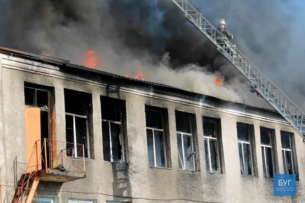 Повідомили деталі пожежі на швейній фабриці у Володимирі (фото)
