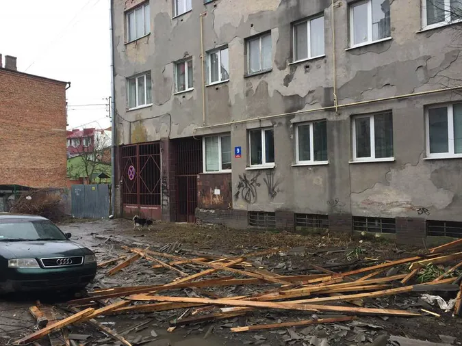 У Луцьку вітер зніс дах на автомобіль (фото)