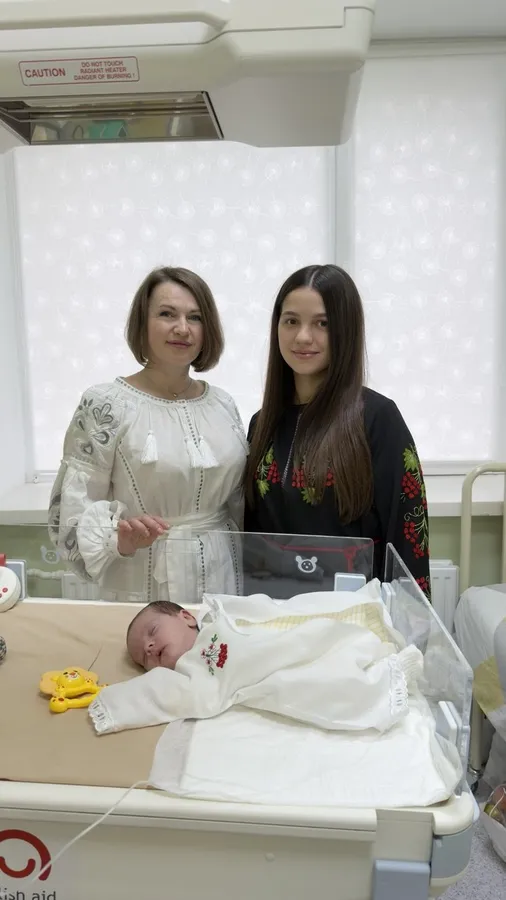 Оберіг з перших днів життя: у Луцьку новонароджених одягнули у вишиванки (фото)