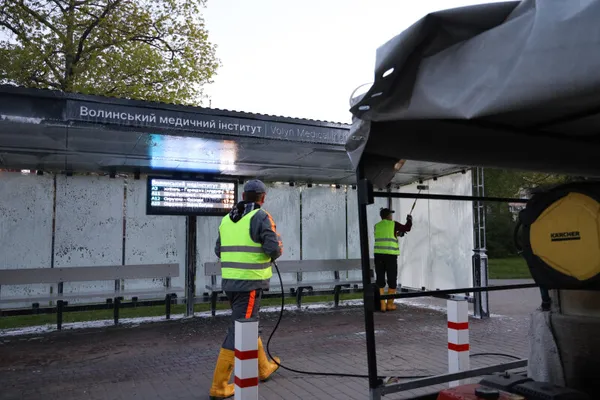 Кожну – півтори години: у Луцьку миють зупинки громадського транспорту (фото)