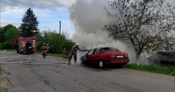 У Луцькому районі посеред вулиці загорілася автівка (фото)