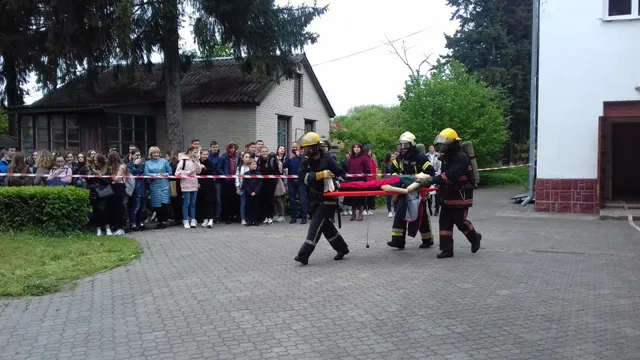 «Теракт» у луцькому медколеджі: працівників і студентів евакуювали (фото)