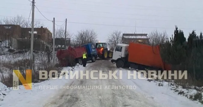 У Луцьку два сміттєвози вилетіли на узбіччя через не посипану дорогу