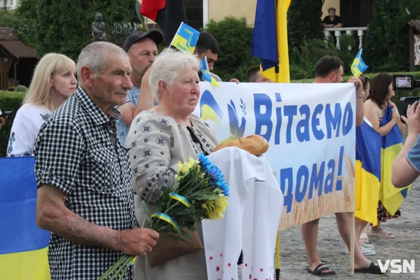 Сльози радості й обійми: у Луцьку зустріли військового, який понад два роки був у полоні (фото)