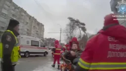 У Луцьку посеред дороги у чоловіка стався напад епілепсії – допомогли патрульні (відео)
