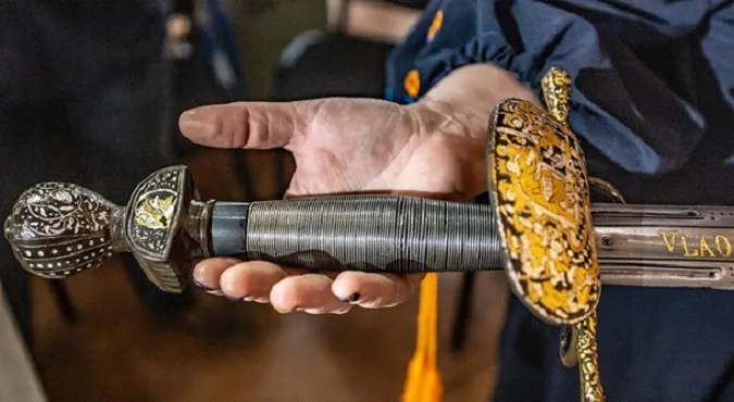 До України привезуть меч гетьмана Сагайдачного: подивитись на нього зможуть усі охочі