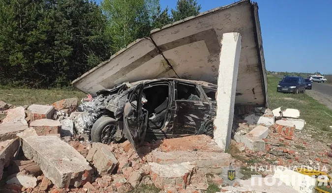 Авто «знесло» зупинку: подробиці смертельної ДТП на Волині (фото)