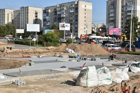 Екопарковка, плитка, бордюри: що зробили біля луцького РАЦСу (фото)
