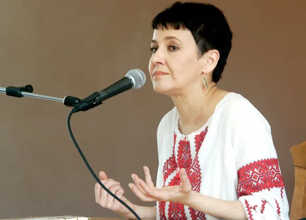 Оксана Забужко: «І тут я витягаю свій автомат Калашнікова й кажу: “Ах ви ж, курви! Вам пам’ять повідрубувало?”»
