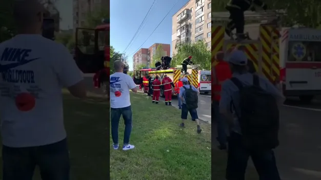 У Луцьку жінка вилізла на дроти електромережі, її знімали рятувальники (фото, відео, оновлено)