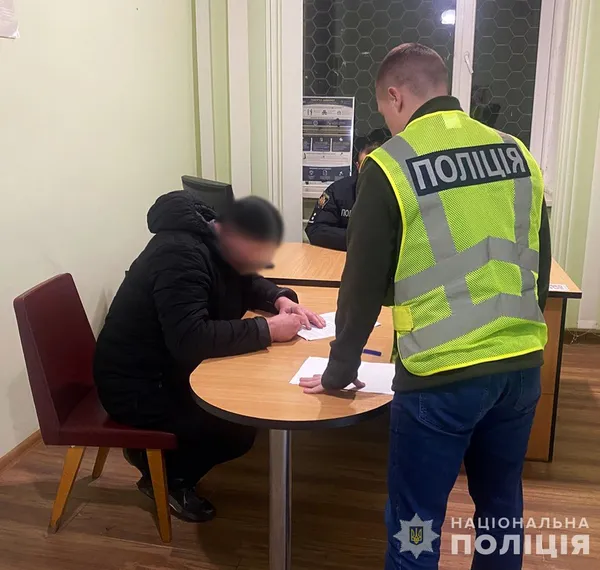 На Житомирщині працівник моргу плоскогубцями зрізав із пальця загиблого воїна обручку (фото)