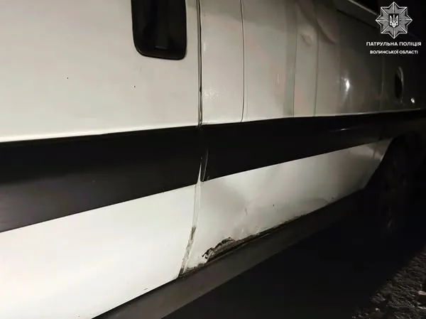 У Ковелі п'яний водій в'їхав у чуже авто, втік, а потім повернувся: що він хотів (фото)