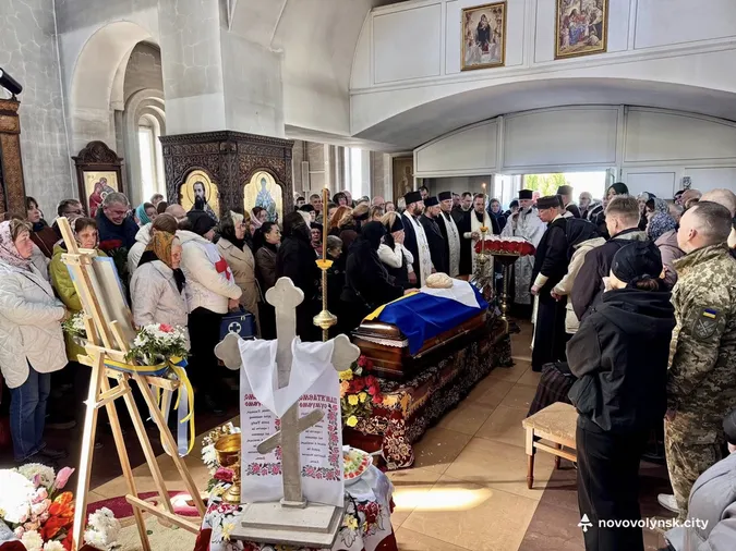 Нововолинська громада провела у останню земну дорогу Героя Сергія Марчука (фото)