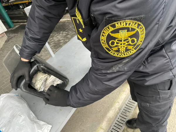 Бізнесменка з Волині хотіла ввезти імпортний одяг у каністрах для бензину (фото)
