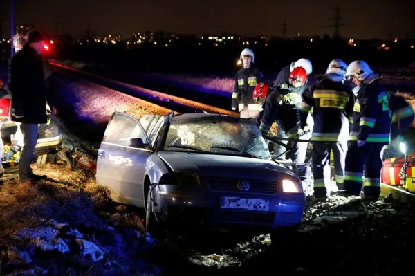 У Польщі електричка врізалася в автомобіль: загинуло троє українців (фото, відео) 
