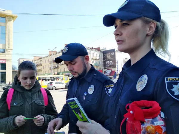 Патрульні у центрі Луцька розповідають дітям про безпечний Великдень (фото)