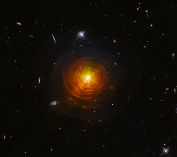 Телескоп Hubble показав знімок зірки, що вмирає (фото, відео)