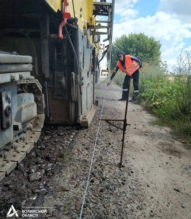 На об’їзді Володимира ремонтують дорогу: рух обмежений (фото)