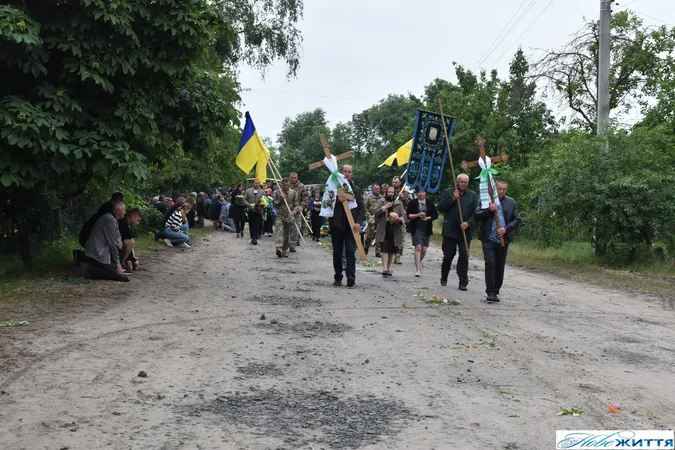 Залишилась донечка: на Волині прощалися з воїном Василем Гайченею (фото)