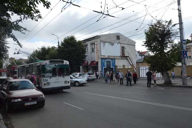 Захоплення заручників у центрі Луцька: що відбувається на місці (ФОТО)