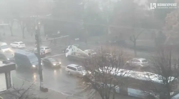 У Луцьку на проспекті Відродження зіткнулися три легковики (фото, відео)
