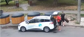 Викинули шини біля смітників: у Луцьку водії автошколи потрапили в об’єктив камер (відео)
